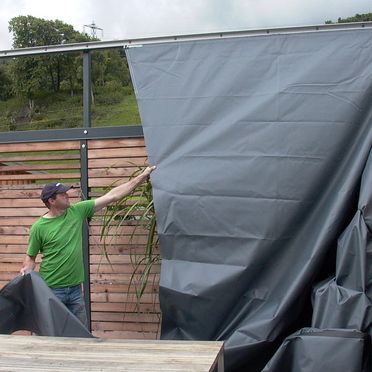 Schöch Plachen hängt Sonnensegel auf